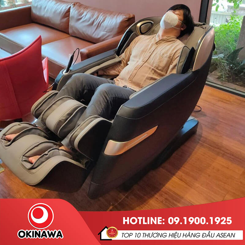 Khách hàng thư giãn tại nhà với ghế massage Okinawa OS-950