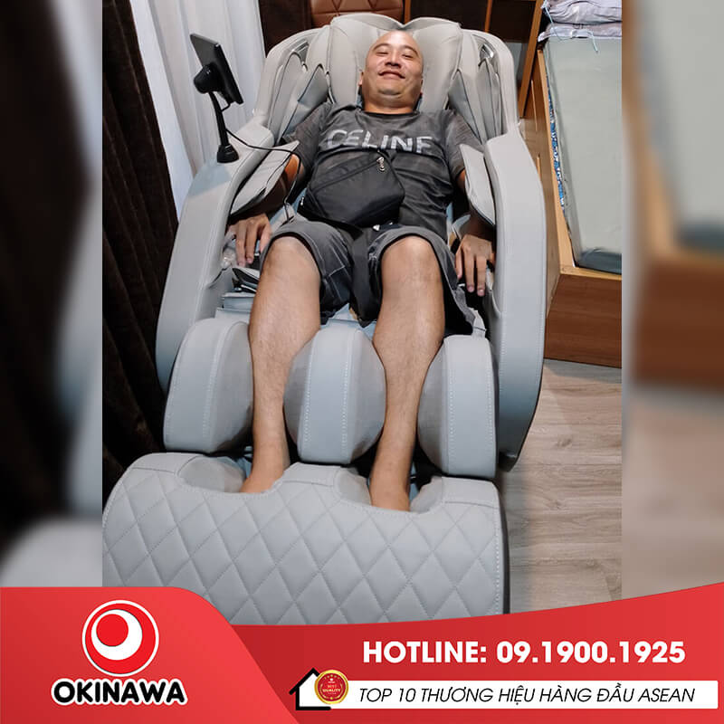 Khách hàng sử dụng tại nhà ghế massage Okinawa OS-325