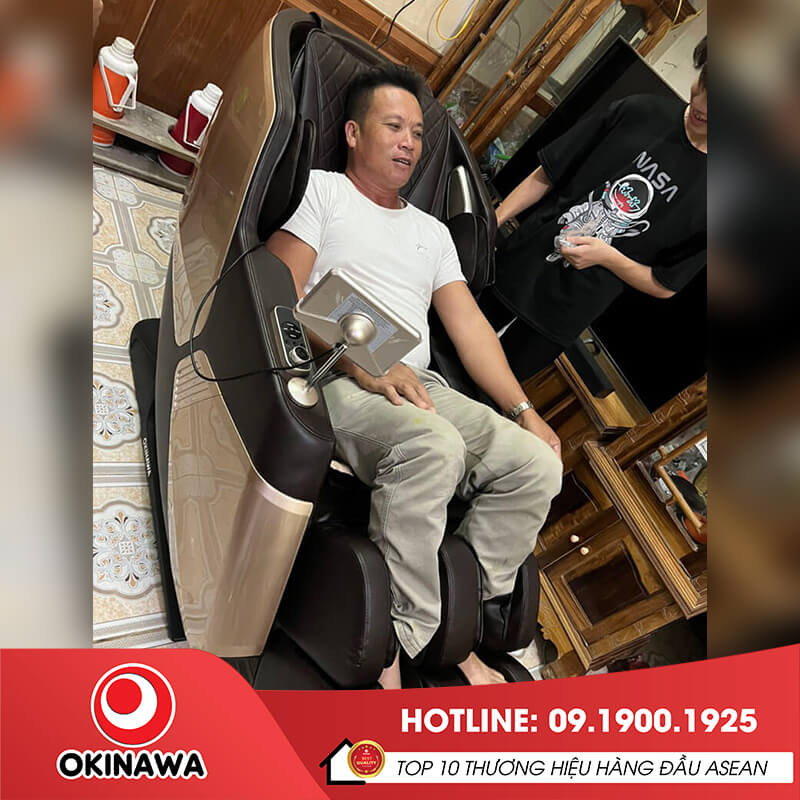 Khách hàng sử dụng tại nhà ghế massage Okinawa OS-488
