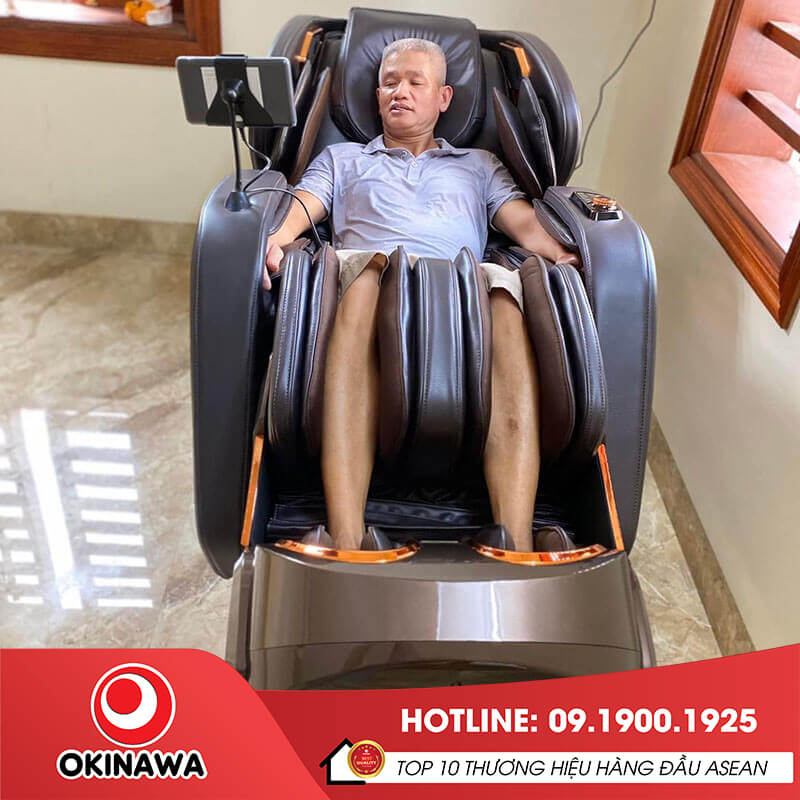 Khách hàng sử dụng tại nhà ghế massage Okinawa OS-801