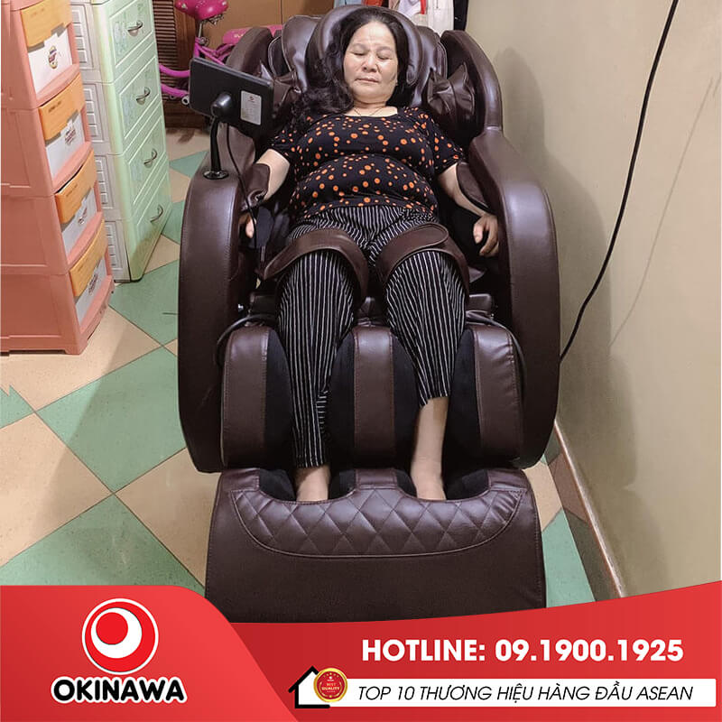 Khách hàng thư giãn tại nhà với ghế massage Okinawa OS-111