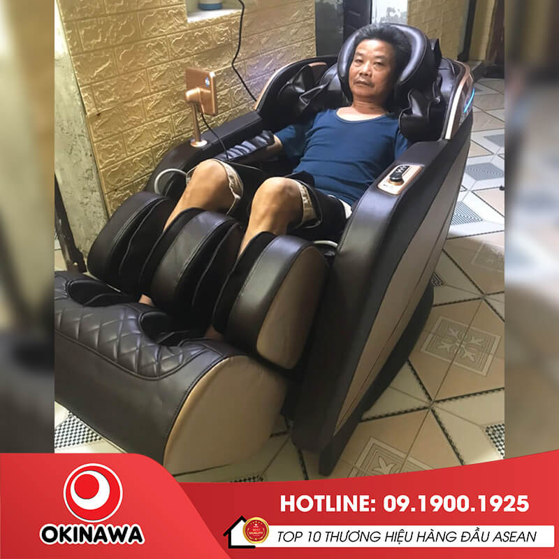 Khách hàng thư giãn tại nhà với ghế massage Okinawa OS-211