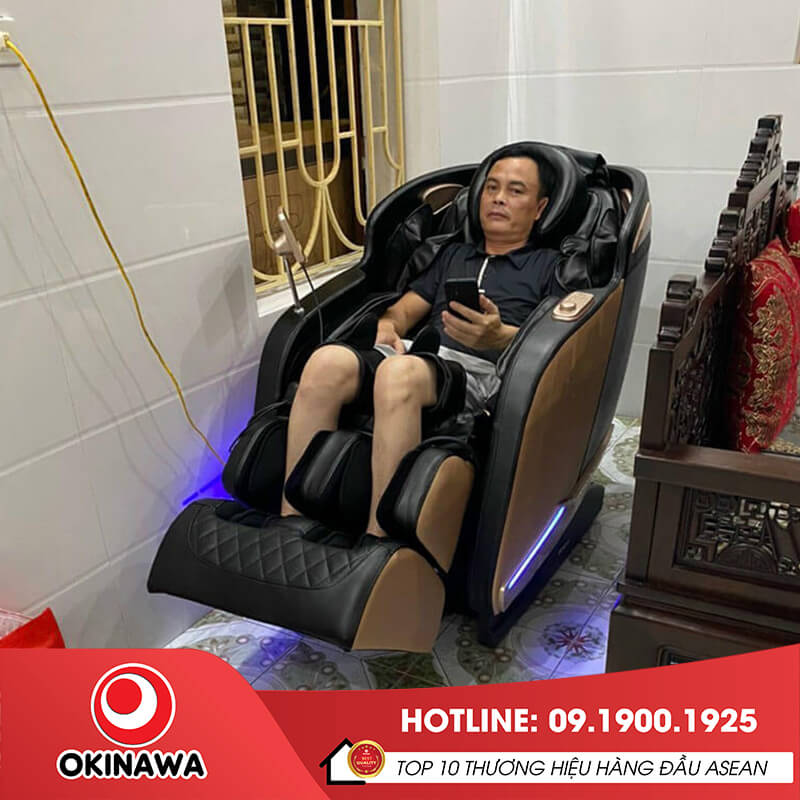 Khách hàng thư giãn tại nhà với ghế massage Okinawa OS-326