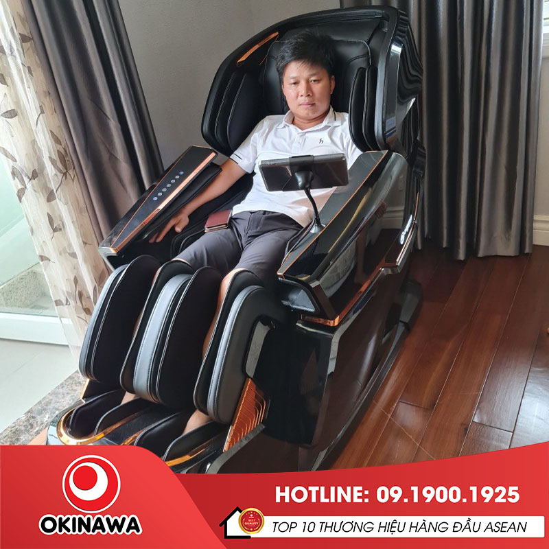 Khách hàng thư giãn tại nhà với ghế massage Okinawa OS-500