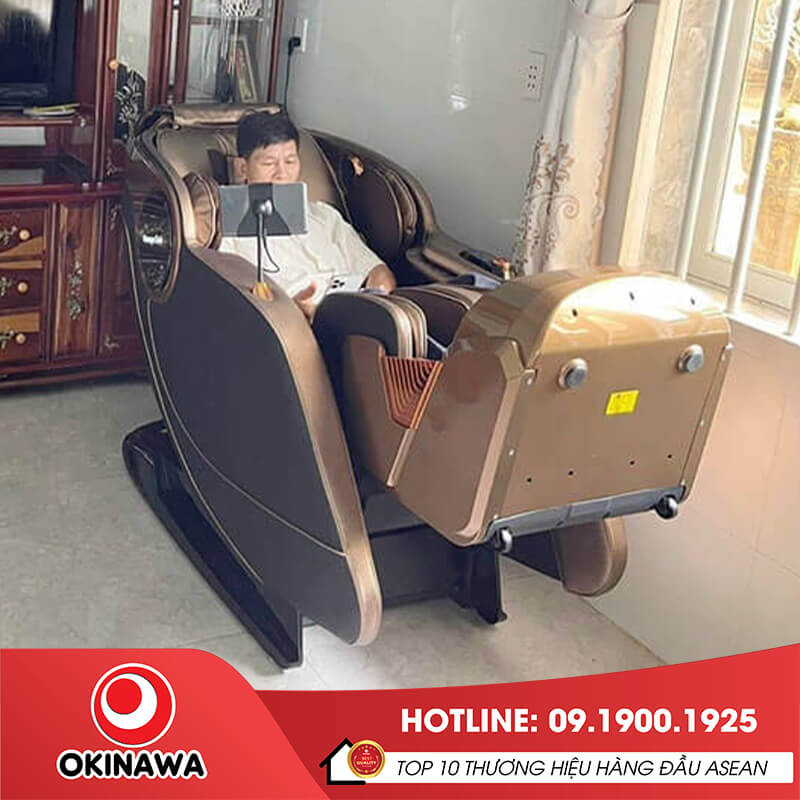 Khách hàng thư giãn tại nhà với ghế massage Okinawa OS-636