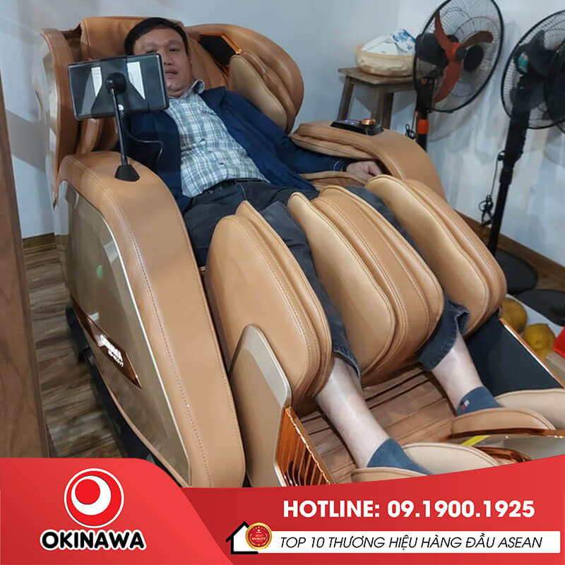 Khách hàng thư giãn tại nhà với ghế massage Okinawa OS-801