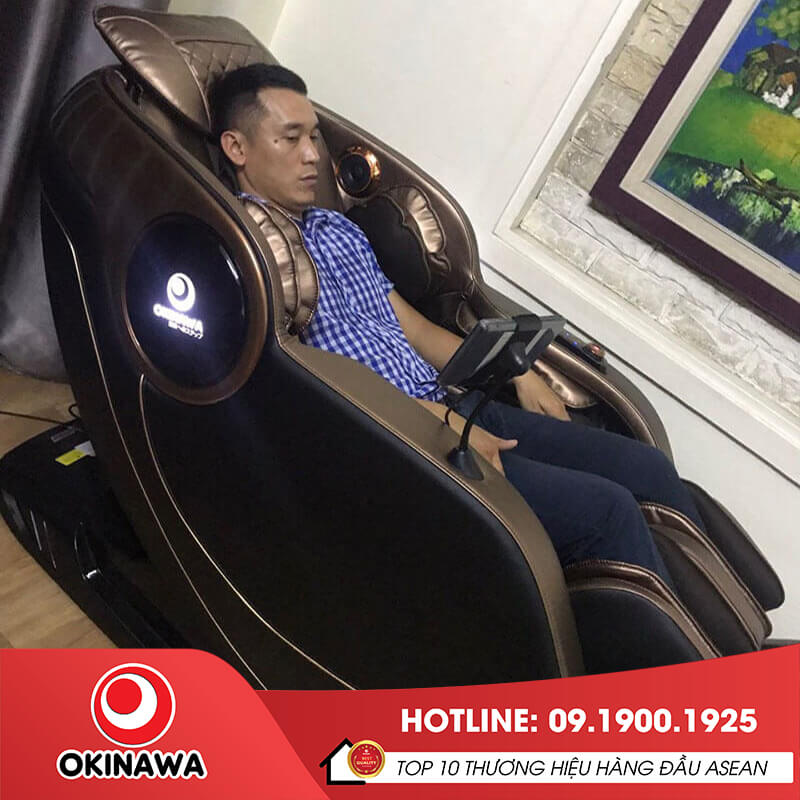 Khách hàng thư giãn tại nhà với ghế massage Okinawa OS-815