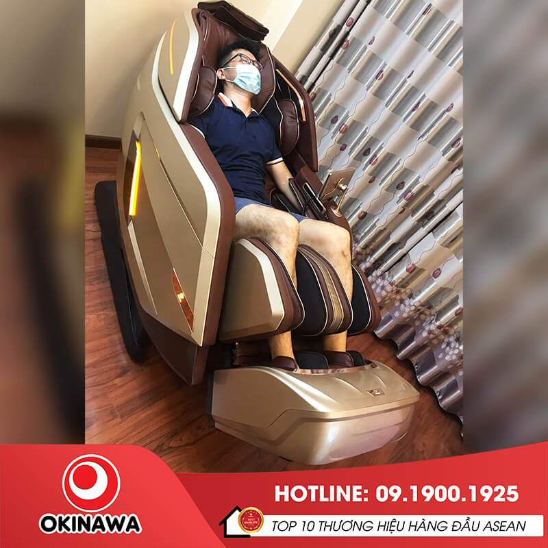 Khách hàng thư giãn tại nhà với ghế massage Okinawa OS-919