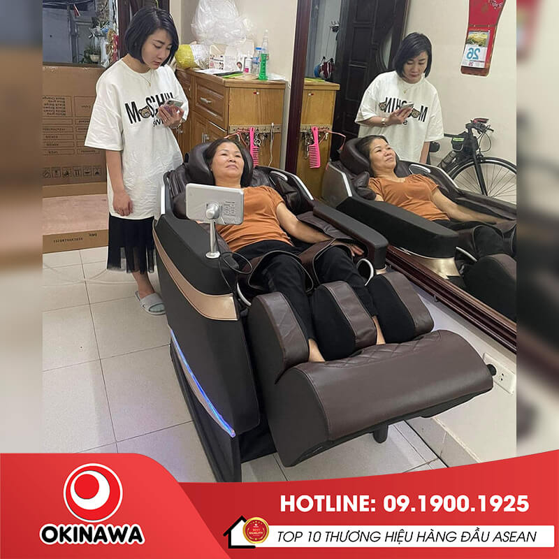 Hướng dẫn khách hàng trải nghiệm ghế massage Okinawa OS-550