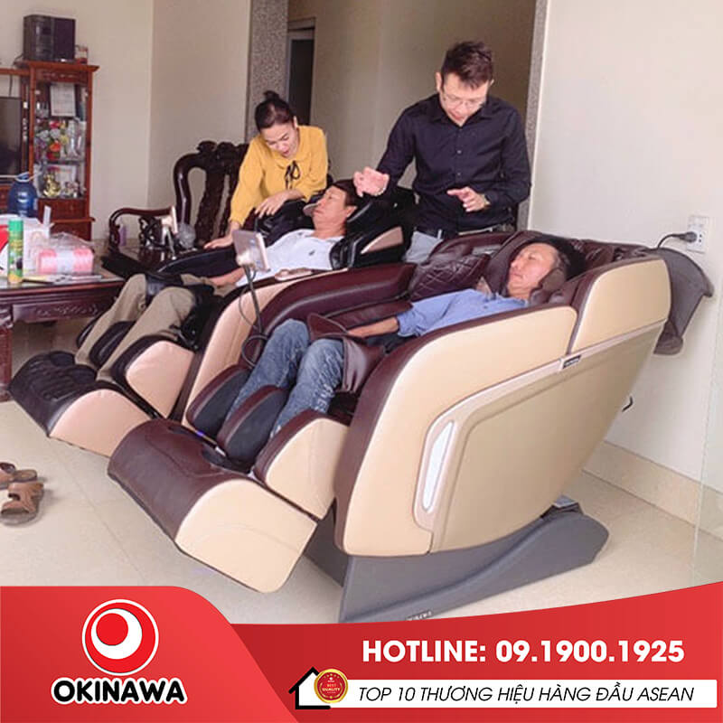 Hướng dẫn khách hàng trải nghiệm ghế massage Okinawa OS-555