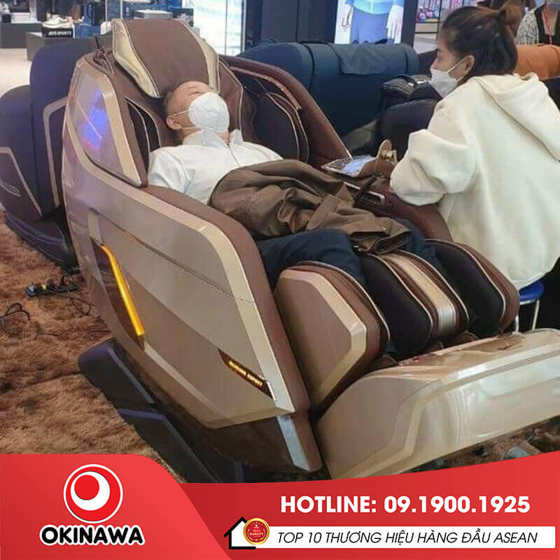 Hướng dẫn khách hàng trải nghiệm ghế massage Okinawa OS-919