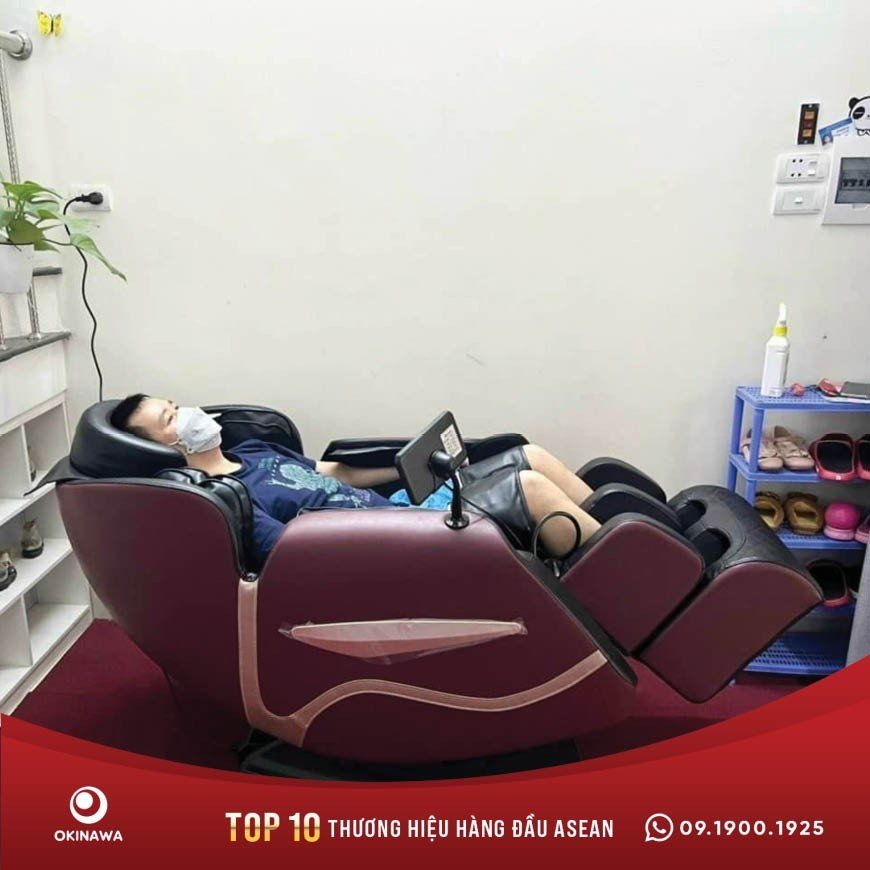 Khách hàng trải nghiệm ghế massage Inochi IH – 206