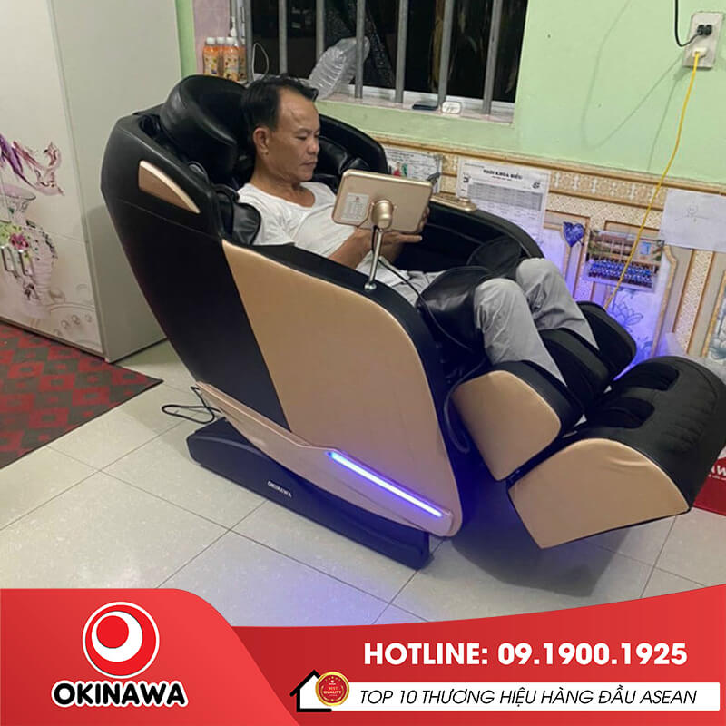 Khách hàng mua ghế massage Okinawa OS-326