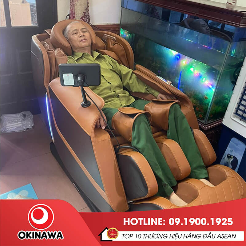 Khách hàng trải nghiệm ghế massage Okinawa OS-108 chính hãng