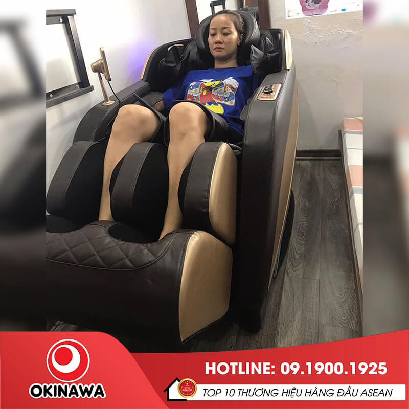 Khách hàng trải nghiệm ghế massage Okinawa OS-211 chính hãng