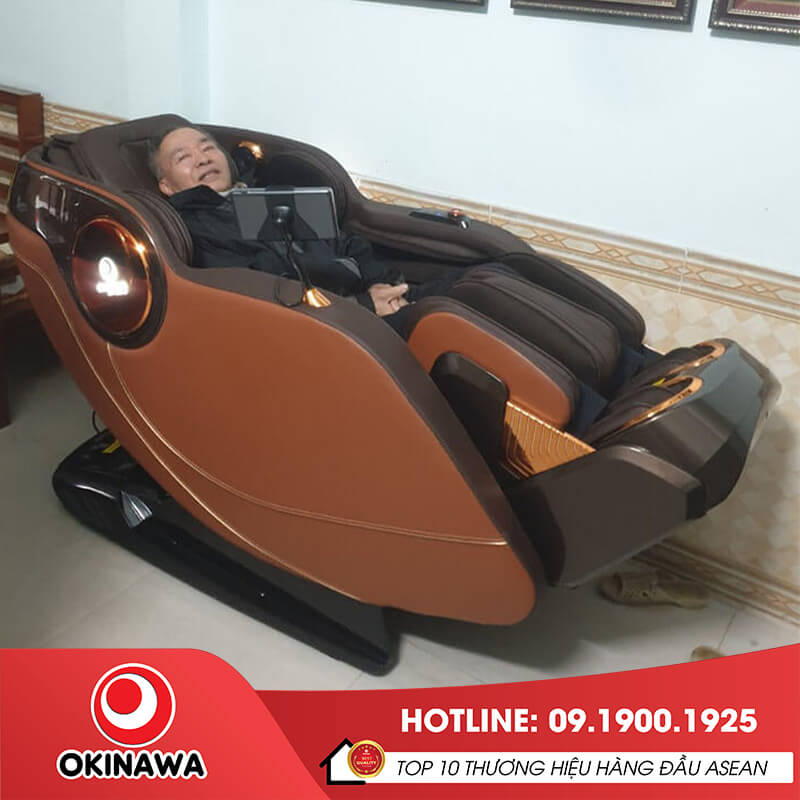Khách hàng trải nghiệm ghế massage Okinawa OS-936 chính hãng