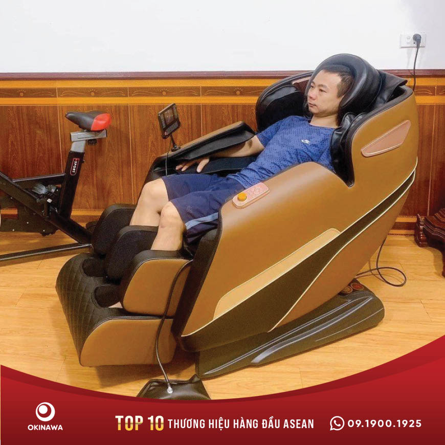 Khách hàng trải nghiệm ghế masage Okinawa OS - 152